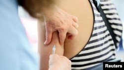 خیلی از کشورها از جمله آمریکا واکسیناسیون آبله میمون را برای گروه‌های آسیب‌پذیر آغاز کرده‌اند. 