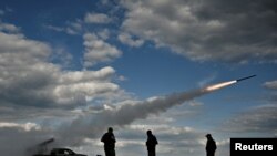 우크라이나군 장병들이 자포리자 전선에서 러시아군 진지를 향해 다연장 로켓을 발사하고 있다. (자료사진) 