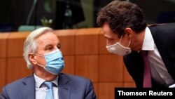 Perunding Brexit Uni Eropa Michel Barnier berbicara dengan anggota parlemen Eropa dari Perancis, Philippe Leglise-Costa dalam pertemuan di Brussel, Belgia (7/12). 