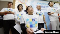 15일 인천 시청 브리핑실에서 시민단체 회원들이 2014 인천 장애인 아시안게임 남북공동응원단 발족을 알리는 기자회견을 하고 있다.