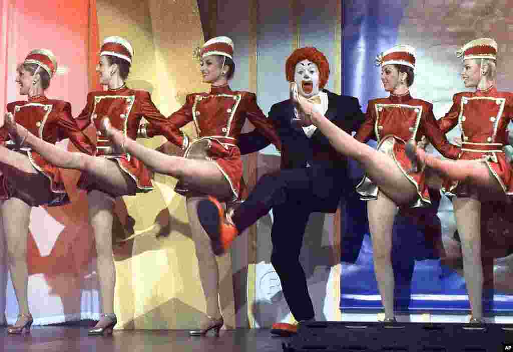 麦当劳餐厅的形象人物&mdash;&mdash;小丑罗纳德&middot;麦当劳换上西服，和火箭女郎舞蹈团一起踢腿（1996年）。在从11月到1月初的圣诞季期间，舞团每天奉献6场演出，每名演员每天要做1500次高踢腿动作。&ldquo;火箭女郎&rdquo;克里斯汀&bull;扬齐说：&ldquo;当我参加&lsquo;火箭女郎&rsquo;面试的时候，我很快就清楚这将是份非常有挑战性的工作。这份工作要求&lsquo;台上一分钟，台下十年功&rsquo;，还力求精准。&rdquo; &nbsp;