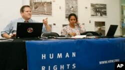 រូប​ឯកសារ៖ លោក Phil Robertson (ឆ្វេង) អនុប្រធាន​ទទួល​បន្ទុក​តំបន់​អាស៊ី​នៃ​អង្គការ​ឃ្លាំមើល​សិទ្ធិ​មនុស្ស ​និង​​អ្នកស្រី Aruna Kashyap (ស្តាំ) អ្នកស្រាវជ្រាវ​អំពី​សិទ្ធិ​ស្ត្រី ចូលរួម​សន្និសីទ​កាសែត​នៅ​រាជធានី​ភ្នំពេញ កាល​ពី​ថ្ងៃព្រហស្បតិ៍ ទី១២ ខែមីនា ឆ្នាំ ២០១៥ ។