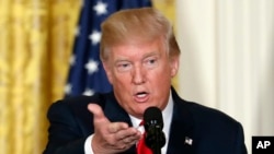 រូប​ឯកសារ៖ លោក​ប្រធានាធិបតី​ ដូណាល់​ ត្រាំ នៃ​សហរដ្ឋ​អា​មេរិក​ថ្លែង​នៅ​សេតវិមាន​កាល​ពី​ថ្ងៃ​ទី​២៩ ខែ​សីហា ឆ្នាំ​២០១៧។