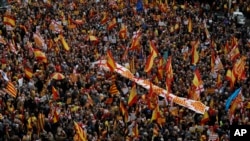 Pro-Spanish demonstrators protest in center of Barcelona, Spain, March 4, 2018. Thousands of Spaniards are joining a rally in Barcelona called by a grassroots group that uses humor to mock against Catalonia's separatist push. 
