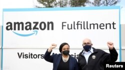 Perwakilan AS Nikema Williams dan Stuart Appelbaum, kepala Serikat Ritel, Grosir dan Toserba, difoto pada 5 Maret 2021, di fasilitas Amazon di Bessemer, Alabama. (Foto: Reuters)