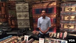 The annual Art Market at the Smithsonian National Museum of the American Indian features traditional Native crafts, including textiles, jewelry and baskets. (J.Taboh/VOA)