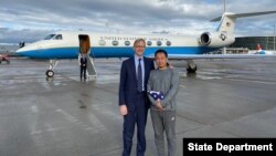 AQShning Eron bo’yicha maxsus vakili Brayan Xuk va Eron qamog'idan ozod etilgan Van Siyue Syurix aeroportida, 7-dekabr, 2019-yil