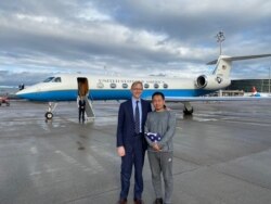 被伊朗关押三年的华裔美国学者王夕越获释后与美国伊朗事务特使胡克在苏黎世机场合影。(2019年12月7日)