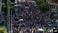 Ribuan warga Palestina di Lebanon melambaikan bendera Palestina pada aksi mendukung Palestina di Beirut, Lebanon (18/5) lalu. 