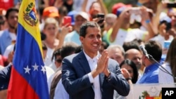 委内瑞拉反对派领导人和自称临时总统的胡安·瓜伊多2019年2月2日在委内瑞拉加拉加斯参加集会。