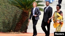L'ex présidente irlandaise Mary Robinson (g.) et l'ex-président burundais Pierre Buyoya avec sa femme Sophie, à Kigali, le 7 avril 2014. (REUTERS/Noor Khamis) 