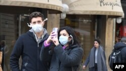 Tourists with protective mask visit Florence on February 25, 2020 as Tuscany reported its first two cases of COVID-19.