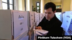 เจ้าหน้าที่สอท.กรุงวอชืงตันคัดแยกซองใส่บัตรลงคะแนนเลือกตั้งนอกราชอาณาจักรใส่กล่องเพื่อเตรียมจัดส่งกลับประเทศไทย