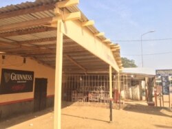 Les bars et alimentations sur l'axe CSP 7 considerés comme rue de joie sont restés fermés depuis deux jours, au Tchad, le 7 janvier 2020. (VOA/André Kodmadjingar)