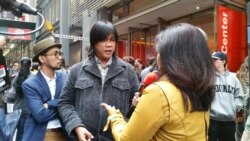 Tim VOA mewawancarai Yoga Adhitrisna, pendiri dan kepala tim kreatif Berakar Komunikasi, menjelang penerimaan Shorty Awards di New York, 21 April 2015 (Foto:VOA).