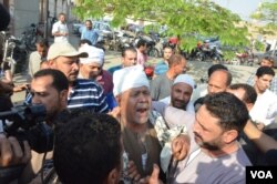 Grieving families arrive at the EgyptAir office in Cairo, searching for news about their loved ones in Cairo, Egypt, May 19, 2016. (Photo: Hamada Elrasam for VOA)