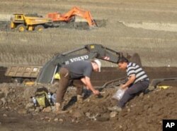 Paul Nascimbene and Hukam Singh collecting amber at the Tadkeshwar Mine in India.