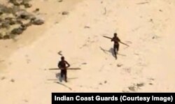 جزائر انڈومان کے شمالی جزیرے سنٹینل کے قبائلی شکار کی تلاش میں۔