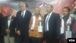 Menteri Luar Negeri Palestina Riyad al-Maliki (kedua dari kiri) berpose usai memberikan kuliah umum di Gedung IASTH, Sekolah Kajian Stratejik dan Global Kampus Salemba, Universitas Indonesia, Senin (15/10). (VOA/Ghita)