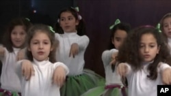 Siswi-siswi Princess Alia School for Girls di Amman, Yordania menyanyikan lagu mengenai persamaan gender. (Foto: Dok)