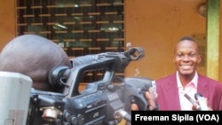 Un cinéaste nouvellement formé répond aux journalistes AFB, Bangui 16 décembre 2017. (VOA/Freeman Sipila)