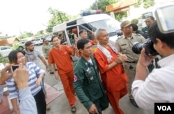 រូបឯកសារ៖ លោក នី សុខា (ឆ្វេង) លោកណៃ វង់ដា (កណ្ដាល) និង​លោក យី សុខសាន្ត (ស្ដាំ) មន្រ្តី​ការពារ​សិទ្ធិ​មនុស្ស​សមាគម​អាដហុក​ ដែល​កំពុង​ជាប់ឃុំ​ពាក់ព័ន្ធនឹង​ករណី​រឿង​អាស្រូវ​ផ្លូវ​ភេទ​អនុ​ប្រធាន​គណបក្ស​សង្រ្គោះ​ជាតិ​លោក កឹម សុខា។