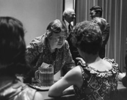 지난 1968년 뉴욕과학아카데미에서 인류학자 마거릿 미드가 아카데미 회원들과 대화하고 있다.