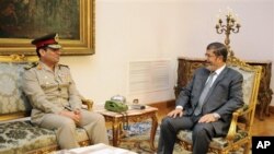 Menteri Pertahanan Mesir Jenderal Abdel-Fattah el-Sissi (kiri) saat bertemu Presiden Mesir ketika itu, Mohammed Morsi di Kairo (foto: dok).