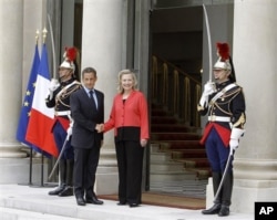 法国总统萨科奇迎接参加利比亚之友会议的美国国务卿克林顿（9月1日）