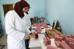 Lara al-Titi, pemilik bengkel kerja yang memproduksi sabun susu unta, bekerja di sabun batangan di Irbid, Yordania 14 Juni 2021. (REUTERS/Alaa Al Sukhni)