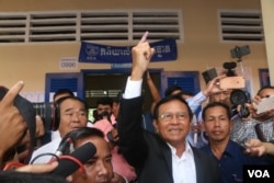 រូបឯកសារ៖ លោក កឹម សុខា ប្រធានគណបក្សសង្គ្រោះជាតិ នៅឯការិយាល័យបោះឆ្នោតក្នុងសាលាបឋមសិក្សា ចាក់អង្រែលើ ខណ្ឌមានជ័យ កាលពីថ្ងៃអាទិត្យ ទី៤ ខែមិថុនា ឆ្នាំ២០១៧ អំឡុងការបោះឆ្នោតឃុំសង្កាត់អាណត្តិទី៤។ (អូន ឆេងប៉រ/VOA)