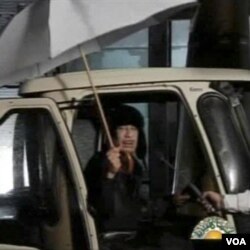 TV pemerintah Libya menyiarkan gambar pemimpin Libya Moammar Gadhafi, Senin (21/2).