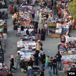 Kehidupan sehari-hari di Kairo mulai pulih dengan bukanya kembali pasar-pasar di ibukota Mesir ini., Senin (2/14).