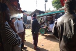 Pengungsi Rohingya yang dipindahkan ke sebuah pulau bernama 'Bhasan Char' berkumpul di luar tempat penampungan sementara mereka di Ukhiya, Bangladesh, Kamis, 3 Desember 2020. (Foto AP / Shafiqur Rahman)