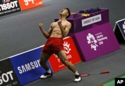 Jonatan Christie melakukan selebrasi masuk ke final dengan melepas bajunya.