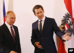 Arhiva - Austrijski kancelar, Sebastijan Kurc, gestikulira dok stoji sa ruskim predsednikom Vladimirom Putinom u Beču, tokom Putinove posebe Austriji, 5. juna 2018.