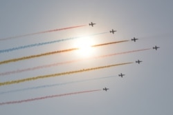 Formasi pesawat militer, terdiri dari jet latih JL-8, terbang di atas Beijing selama parade militer di Lapangan Tiananmen pada 1 Oktober 2019, untuk menandai peringatan 70 tahun berdirinya Republik Rakyat China. (Foto: AFP)