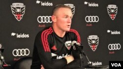 Wayne Rooney memberikan konferensi pers usai penampilan perdananya, Sabtu (14/7).