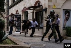 Kenyan security forces help people to escape after a bomb blast at DusitD2 hotel in Nairobi, Kenya, Jan. 15, 2019.