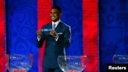 Le footballeur camerounais Eto'o lors du tirage au sort de la FIFA en Russie le 25 juillet 2015.