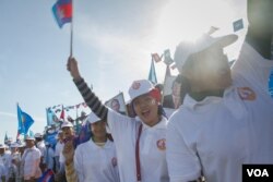 រូបឯកសារ៖ អ្នក​គាំទ្រ​ គណ​បក្ស​ប្រជាជន​កម្ពុជា​លើក​ទង់​គ្រវី​ឡើង​លើ​បង្ហាញ​ពី​ការ​គាំទ្រ​ដល់​គណ​បក្ស​កាន់​អំណាច​នេះ​ ក្នុង​ការ​ហែក្បួន​យុទ្ធនាការ​ឃោសនា​បោះ​ឆ្នោត​ឃុំ-សង្កាត់​ ថ្ងៃ​ទី​០២​ខែ​មិថុនា​ឆ្នាំ​២០១៧។ (នៅ វណ្ណារិន/VOA)