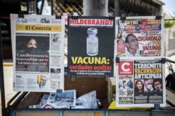 Sebuah kios koran di Lima menjual surat kabar yang mengangkat berita soal skandal vaksinasi awal yang melibatkan politisi dan pejabat tinggi di tengah pandemi COVID-19 pada halaman depannya, 15 Februari 2021