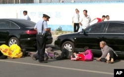 七名福建上访者6月3日到北京的美国大使馆门口企图集体服毒自杀，但很快被警察制止