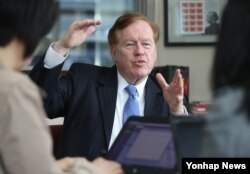 지난 4월 한국을 방문한 로버트 킹 미국 국무부 북한인권특사가 한국 언론사 기자들에게 미국의 북한인권 정책에 관해 설명하고 있다. (자료사진)