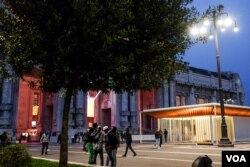 Groups of migrants from all over Africa chat, play football at the MIlan Central Station, Italy, Oct. 12, 2016. (R. Shryock/VOA)