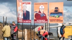 ფოტო: ხელოსნები კორონავირუსის პაციენტებისთვის ახალ საავადმყოფოს აშენებენ სოფელ გოლოხვასტოვოსთან, 60 კმ-ის დაშორებით მოსკოვის ცენტრიდან. რუსეთი, 2020 წლის 20 აპრილი.