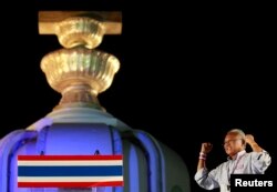 Anti-government protest leader Suthep Thaugsuban gestures to his supporters during a rally at the Democracy Monument in central Bangkok, Thailand, Dece. 22, 2013.