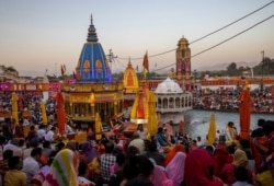 Umat berkumpul untuk berdoa di tepi sungai Gangga saat berlangsungya Kumbh Mela, atau Festival Pitcher, di tengah pandemi COVID-19, di Haridwar, India, 10 April 2021. (REUTERS / Danish Siddiqui)