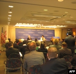 Roza Otunbayeva Vashinton siyosatdonlari oldida so'zladi