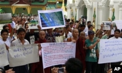 Biksu Buddha dan warga etnis Rakhine menggelar doa untuk seorang gadis yang terbunuh dan para korban kerusuhan di Pagoda Shwedago, Yangon (Rangun), Burma (10/6).